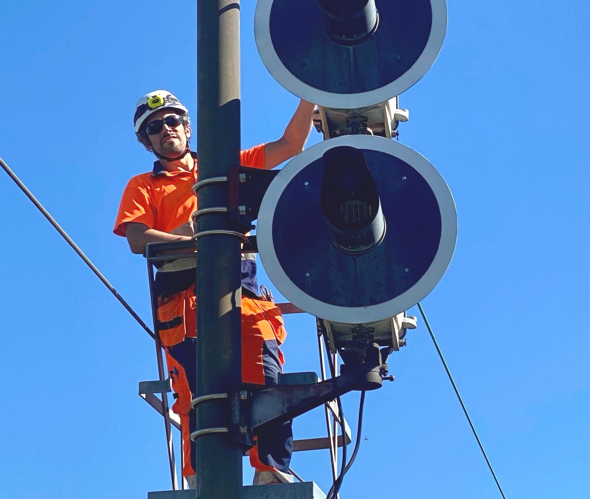 Sinergo Enterprise per l'ambito ferroviario: siamo disposti a lavorare fisicamente sui binari se necessario, dimostrando il nostro massimo impegno e coinvolgimento.